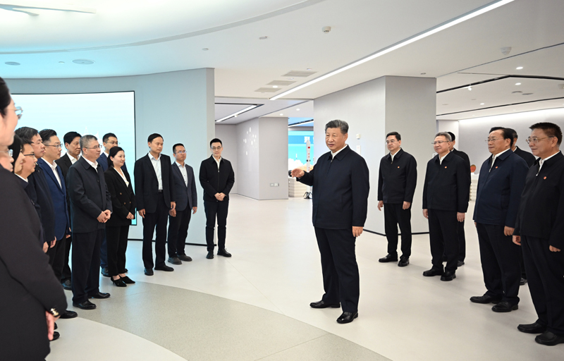 11月4日至6日，中共中央总书记、国家主席、中央军委主席习近平在湖北考察。这是5日下午，习近平在武汉产业创新发展研究院考察时，同科研人员和华亿(中国)官方负责人亲切交流。